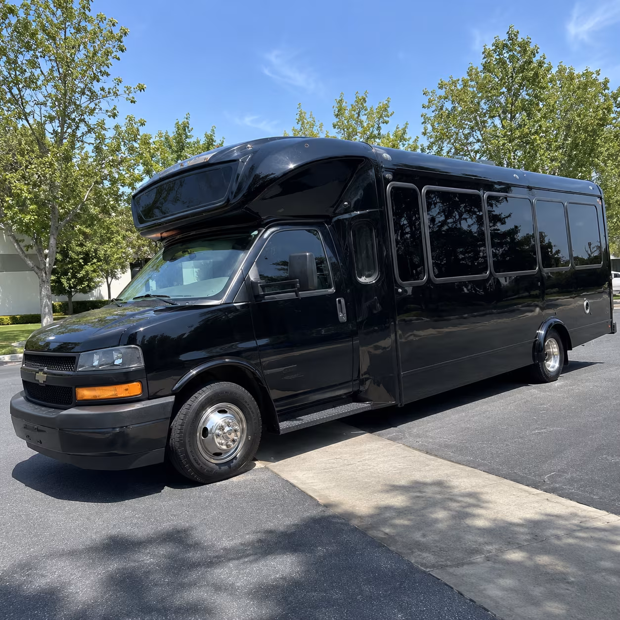 longmont 15 passenger party bus